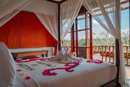 een slaapkamer met een bed met bloemen erop bij Uma Stana Villa in Ubud