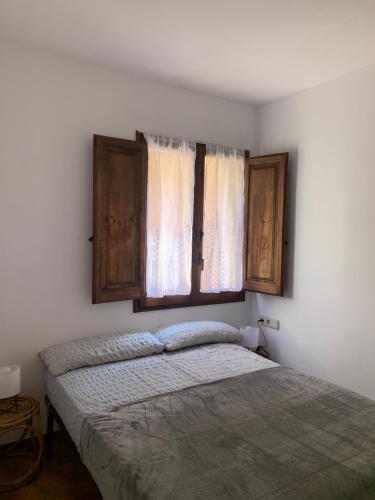 a bedroom with a bed and a window at Cal Morenet in Palamós