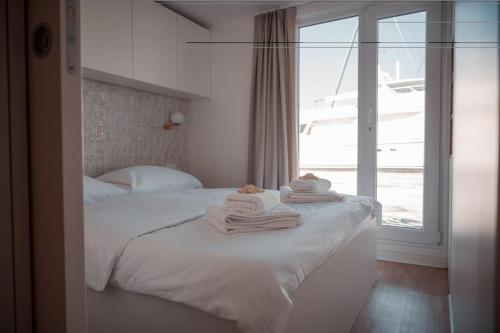 Postel nebo postele na pokoji v ubytování Marinavita - a floating house