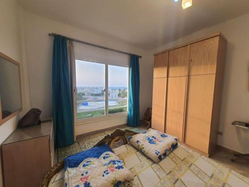A bed or beds in a room at Chalet in Amwaj with a Sea view