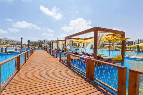 The swimming pool at or close to Chalet in Amwaj with a Sea view