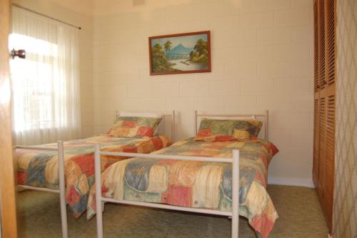 - une chambre avec 2 lits et une fenêtre dans l'établissement Comfortable Unit Close to the Beach, à Victor Harbor