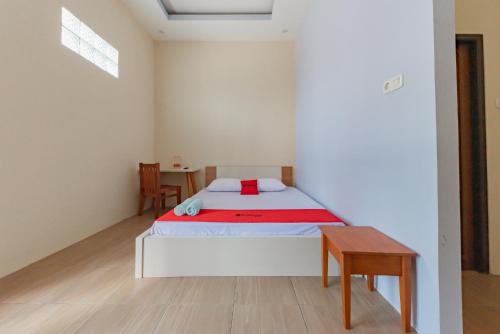 Postel nebo postele na pokoji v ubytování RedDoorz @ Jln Temanggung Tilung Palangkaraya