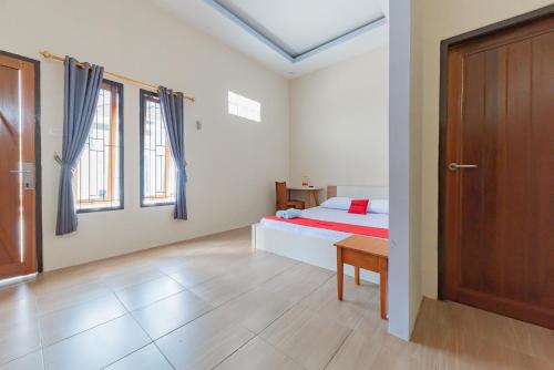 Postel nebo postele na pokoji v ubytování RedDoorz @ Jln Temanggung Tilung Palangkaraya