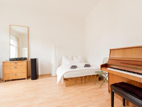 ein Schlafzimmer mit einem Bett und einem Klavier in der Unterkunft Wohnung Peter in Weimar