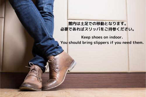 una persona con zapatos marrones en el suelo en Little Japan en Tokio