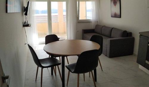 Apartment in Okrug Gornji with sea view, balcony, air conditioning, WiFi 5059-5