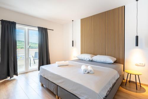 Ένα ή περισσότερα κρεβάτια σε δωμάτιο στο Room in Cres with sea view, balcony, air conditioning, WiFi 4249-5