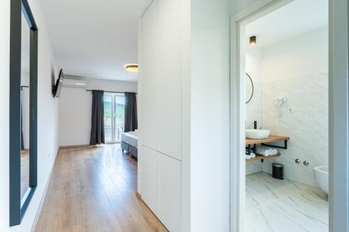 Ένα μπάνιο στο Room in Cres with sea view, balcony, air conditioning, WiFi 4249-5