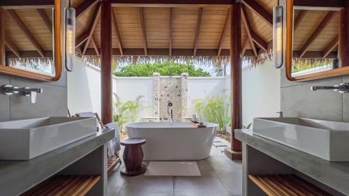 een badkamer met 2 wastafels en een bad bij Barceló Whale Lagoon Maldives in Machchafushi