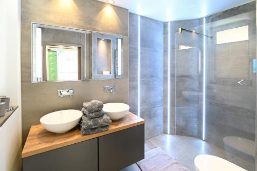 a bathroom with two sinks and a shower at Appartment Sun Chalet in Schladming