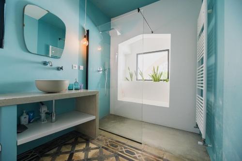 een badkamer met een wastafel en een spiegel bij Casa delle Rondini in Presicce