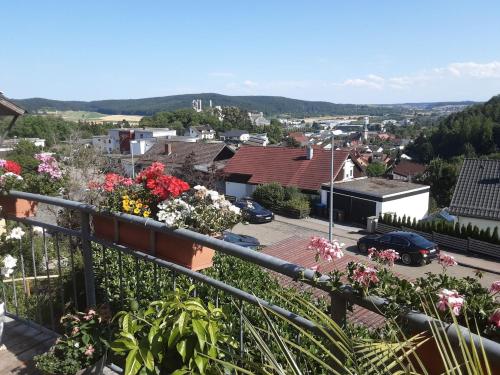 vistas a la ciudad desde el balcón de una casa en Ferienwohnung Josi, en Heidenheim an der Brenz