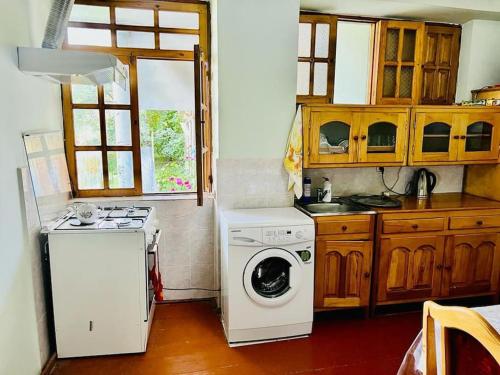 a kitchen with a washing machine and a washer at Ismayilli Bag Evi, Vacation Home in İsmayıllı