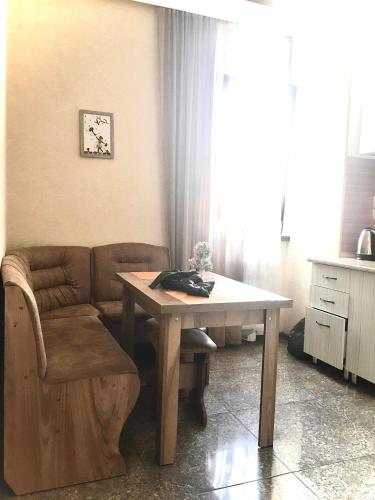 een woonkamer met een tafel en een bank bij Nana's Guest House in Tbilisi City