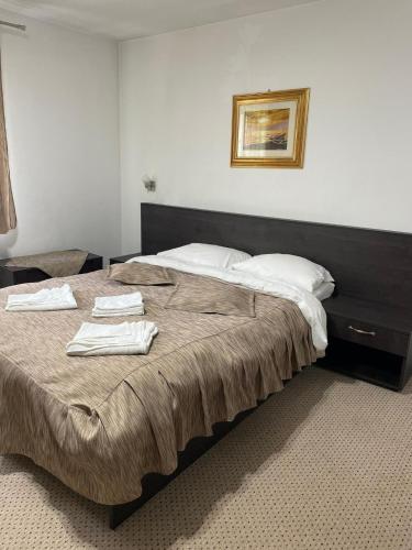 a bedroom with a bed with two towels on it at Casa Anastasia - Moieciu de Sus in Moieciu de Sus