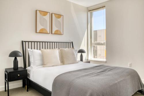 Ένα ή περισσότερα κρεβάτια σε δωμάτιο στο Bellevue 2BR w Gym WD nr Spring District SEA-417