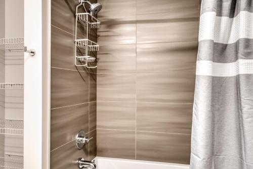 Ένα μπάνιο στο Bellevue 2BR w Gym WD nr Spring District SEA-417