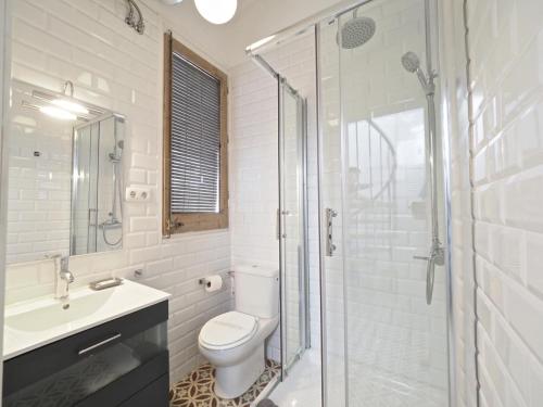 uma casa de banho com um WC, um lavatório e um chuveiro em Sunny Rooftop Apartment em Barcelona
