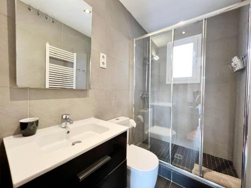 W łazience znajduje się umywalka i prysznic. w obiekcie Teatro Miro Apartment w Barcelonie