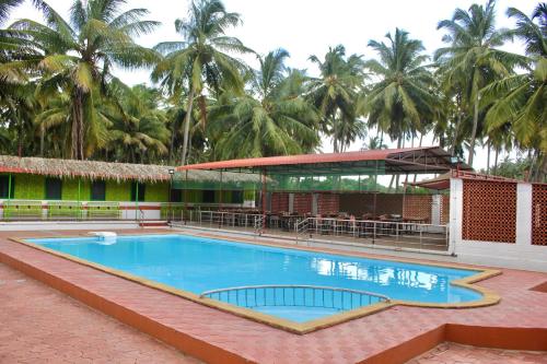 Piscina de la sau aproape de Thiruchitrambalam Palace Resort