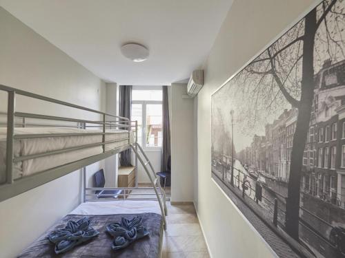1 dormitorio con litera y pared con una foto en Torre de Gracia Barcelona en Barcelona