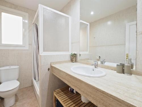 biała łazienka z umywalką i toaletą w obiekcie Villa Olimpica Beach w Barcelonie