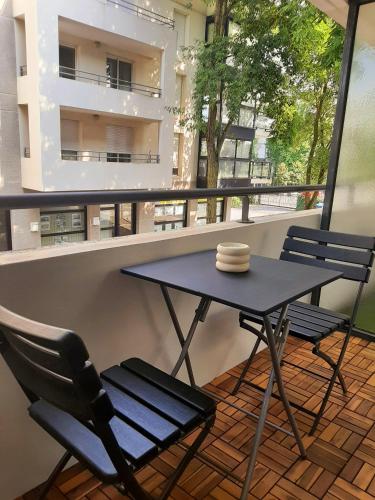 une table et des chaises sur le balcon d'un bâtiment dans l'établissement Studio Calypso, à La Rochelle