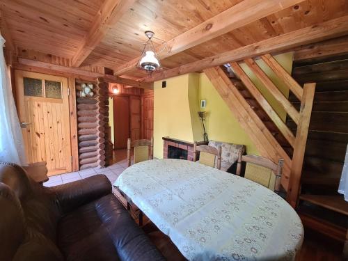 um quarto com uma cama e um sofá numa cabina em Białka Domek Nad Jeziorem em Białka