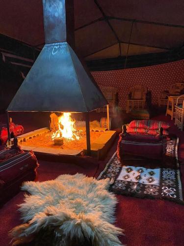 Ruang duduk di Rum Under The Stars Camp