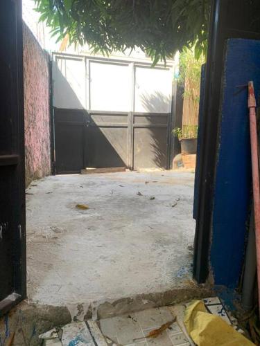een open deur van een gebouw met een garage bij Maison T3 75m2 in Ouangani