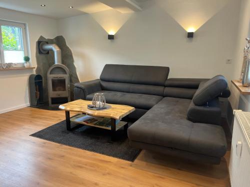 ein Wohnzimmer mit einem Sofa und einem Couchtisch in der Unterkunft Ferienwohnung Kurparkblick Sauerland in Lennestadt