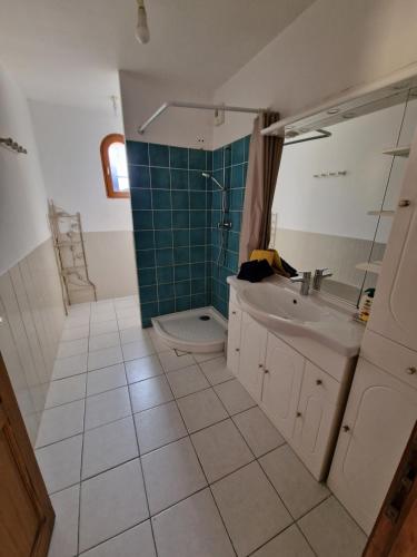 une salle de bain avec un lavabo, une douche et des toilettes dans l'établissement Appartement Vue Mer, à Fréjus