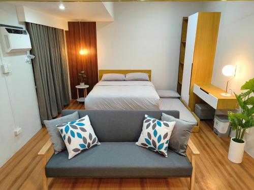 מיטה או מיטות בחדר ב-ZSL Elegant Condo LOOP Tower 1