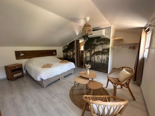 - une chambre avec un lit, une table et des chaises dans l'établissement Maison Françoise, à Aix-en-Provence