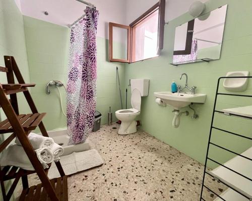 y baño con aseo y lavamanos. en Samos - Kokkari - Eirini's Studios en Kokkari