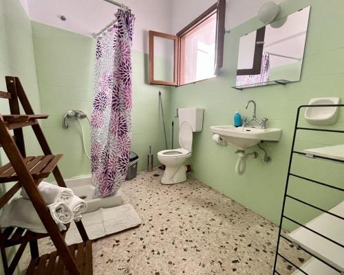 un baño con inodoro y lavabo en Samos - Kokkari - Eirini's Studios, en Kokkari