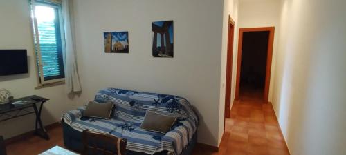 een woonkamer met een bank in de hoek van een kamer bij Mondello Blue Sea in Mondello