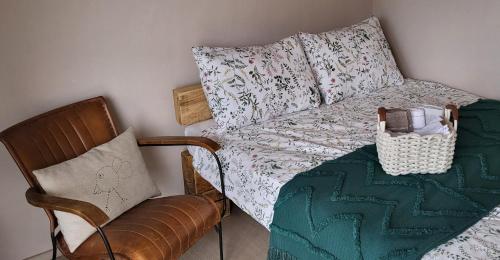 ein Schlafzimmer mit einem Bett, einem Stuhl und einem Korb in der Unterkunft oddih pr Toniqu in Most na Soči