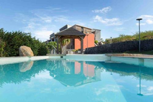 Bazén v ubytování « Le perle » appt avec piscine la saline les bains nebo v jeho okolí