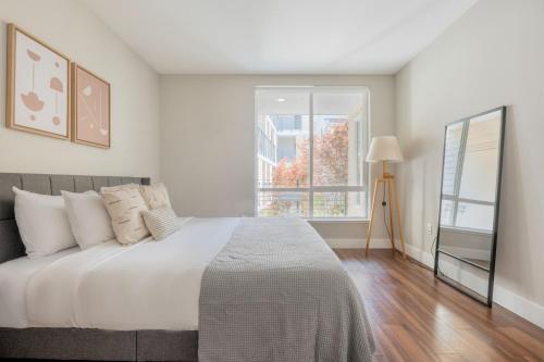Postel nebo postele na pokoji v ubytování Sunnyvale 1br w gym ac nr shops SFO-1444