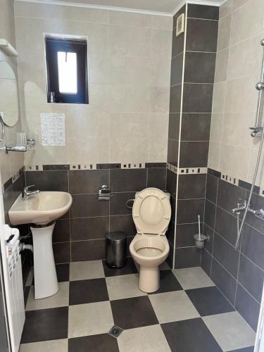 a bathroom with a toilet and a sink at Хотел-ресторант Шипка,връх Шипка in Prevala