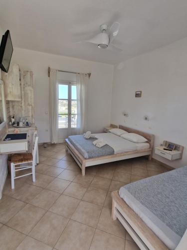 Un pat sau paturi într-o cameră la Harama hotel Schinoussa