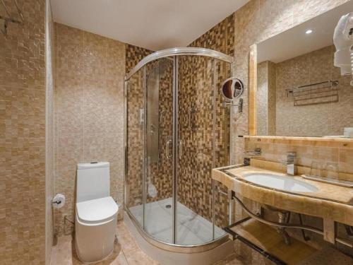 a bathroom with a shower and a toilet and a sink at 349 Apartamento Golf del Sur Albatros in San Miguel de Abona