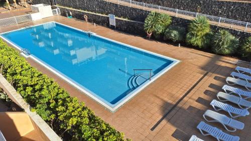 una vista aérea de una piscina en un edificio en Tropical Apartment - Heated Pool, en Palm-mar