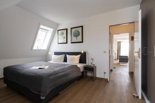 a bedroom with a large bed and a window at Michels Ferienwohnung Schöne Aussicht in Morsum