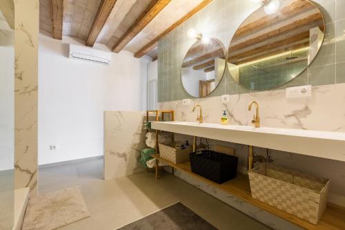 a bathroom with a sink and a mirror at Vilanova Centre in Vilanova i la Geltrú