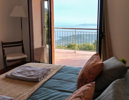 um quarto com uma cama e vista para o oceano em Grande Villa 750 m2 Le Mas des chênes em Bormes-les-Mimosas