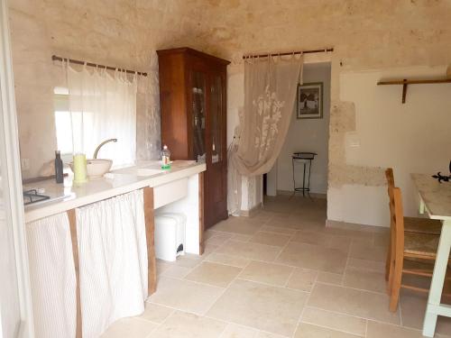 モノーポリにあるTrulli Pietre del Sud Piscina ad uso esclusivoのシンクとカウンタートップのあるキッチン