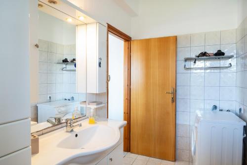 bagno con lavandino e specchio di Elli's apartment 2 ad Antimácheia